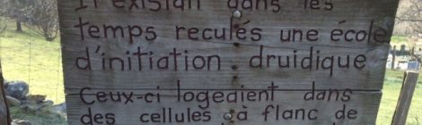 Houten paneel met gedicht "Sentier des Druides